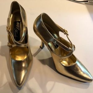 CROSS STRAP DRESS PUMP.